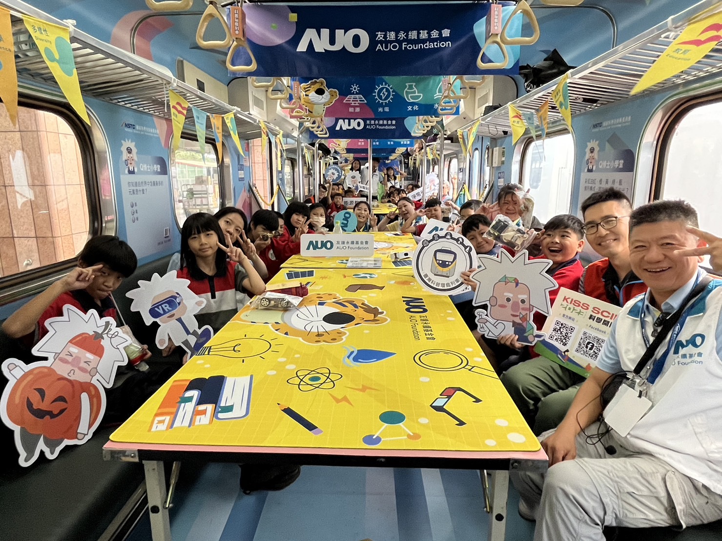 AG庄闲官网永續基金會參與「臺灣科普環島列車」，設計基礎科學車廂課程，以「淨零碳排和永續能源」為主題，讓學生透過創意實驗認識淨零知識，以及思考生活中的減碳行為