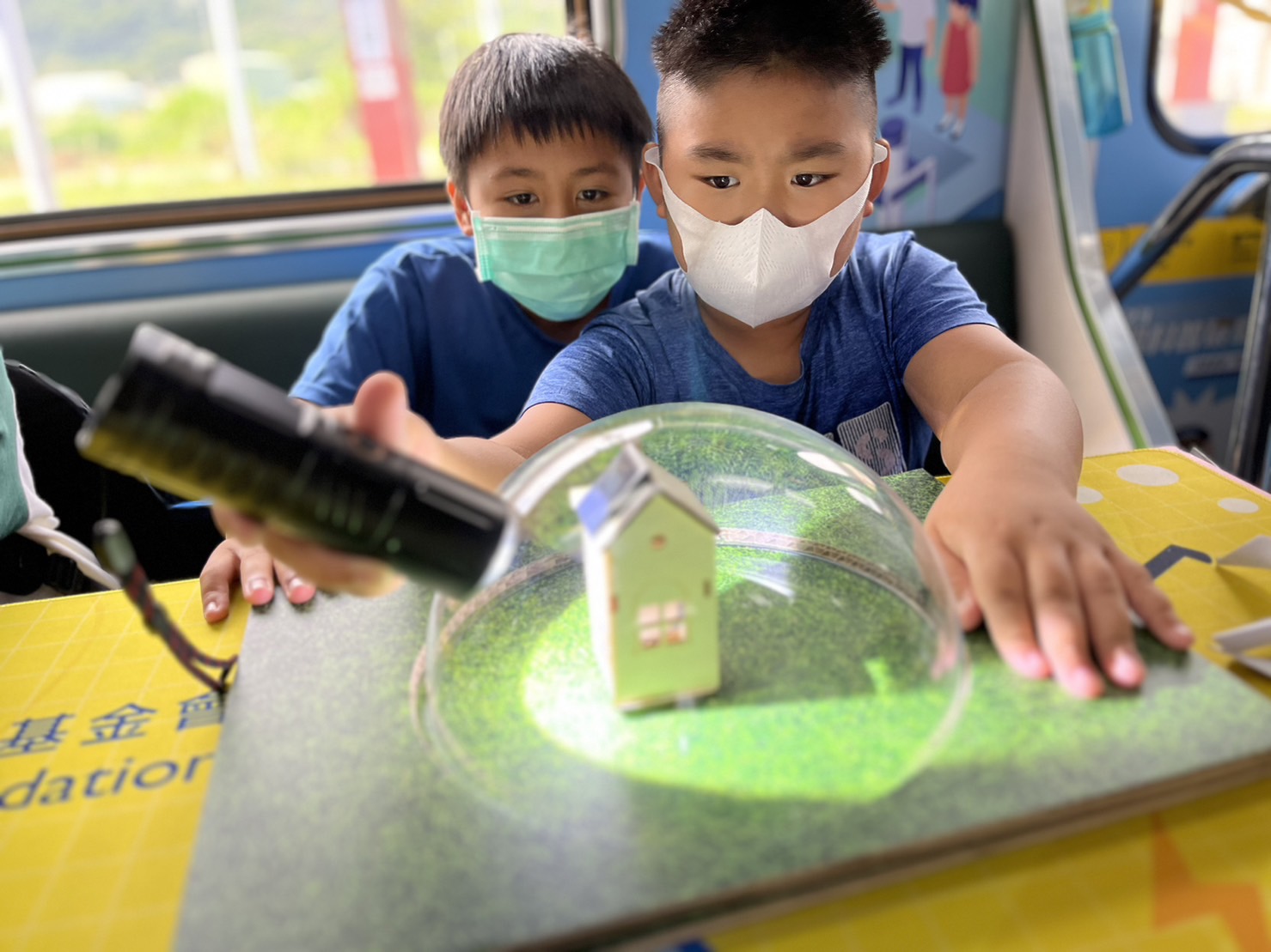 AG庄闲官网參與基礎科學主題車廂，以STEAM教學精神，設計「逐日科學家」、「太陽能工程師」以及「淨零建築師」三大能源科普課程和實驗